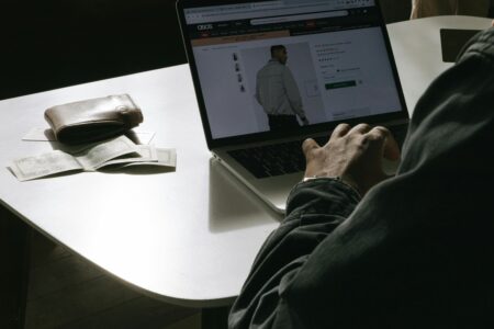 Jak wykorzystać AI do&nbsp;ustalania cen i&nbsp;monitoringu konkurencji w&nbsp;e-commerce